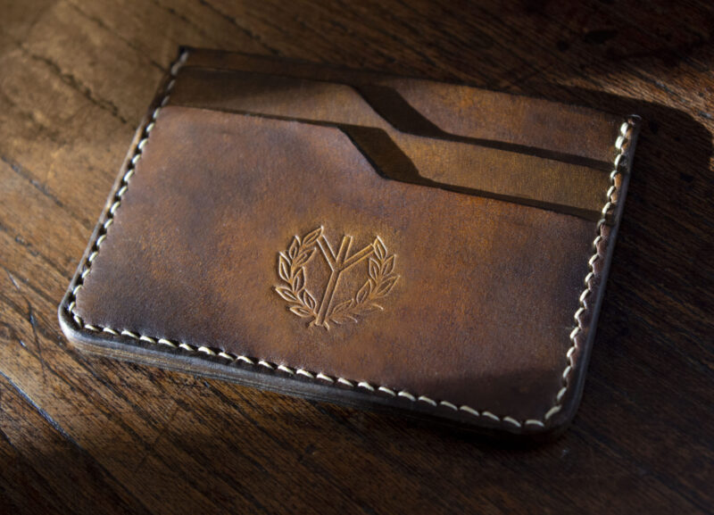 Porte-cartes marron minimaliste en cuir véritable français