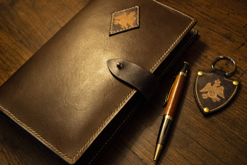 Protège carnet en cuir avec stylo et porte-clés